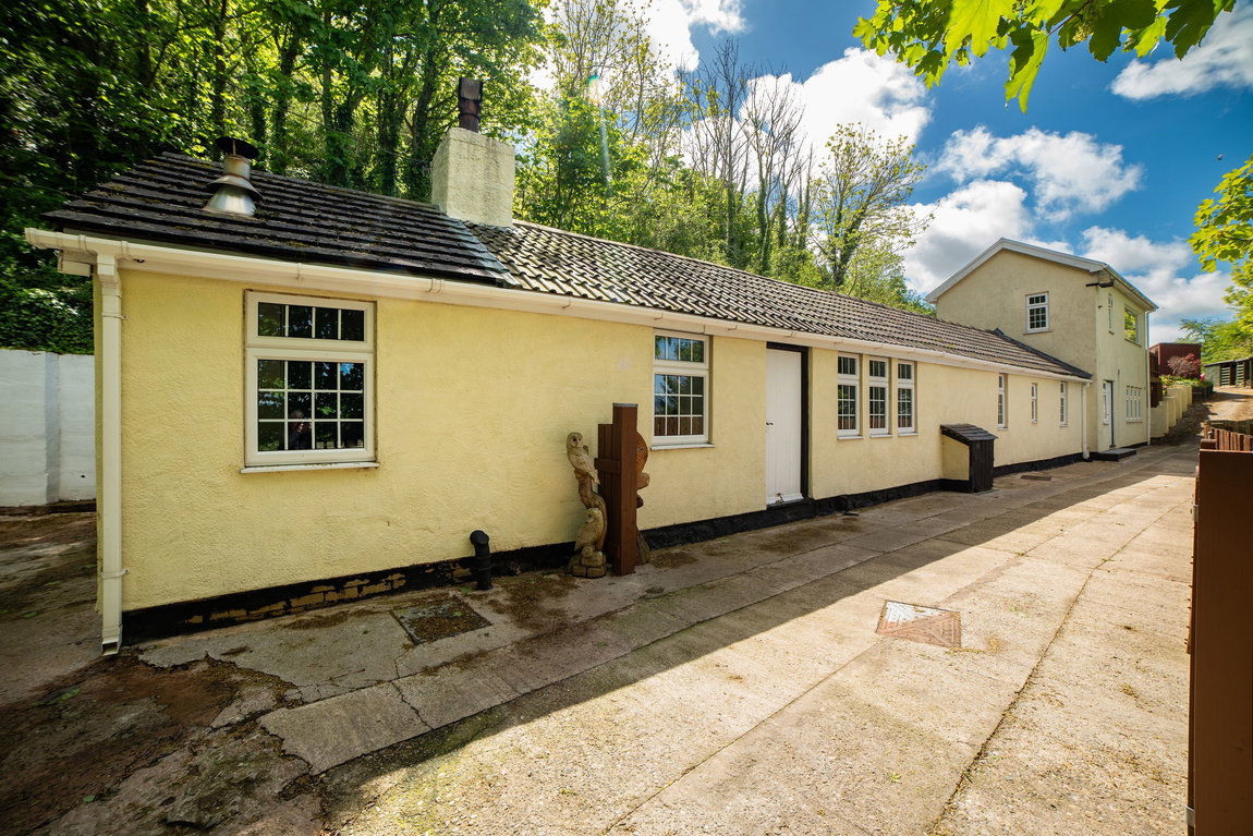 Hiraddug Road, Dyserth LL18 6HS, Denbighshire