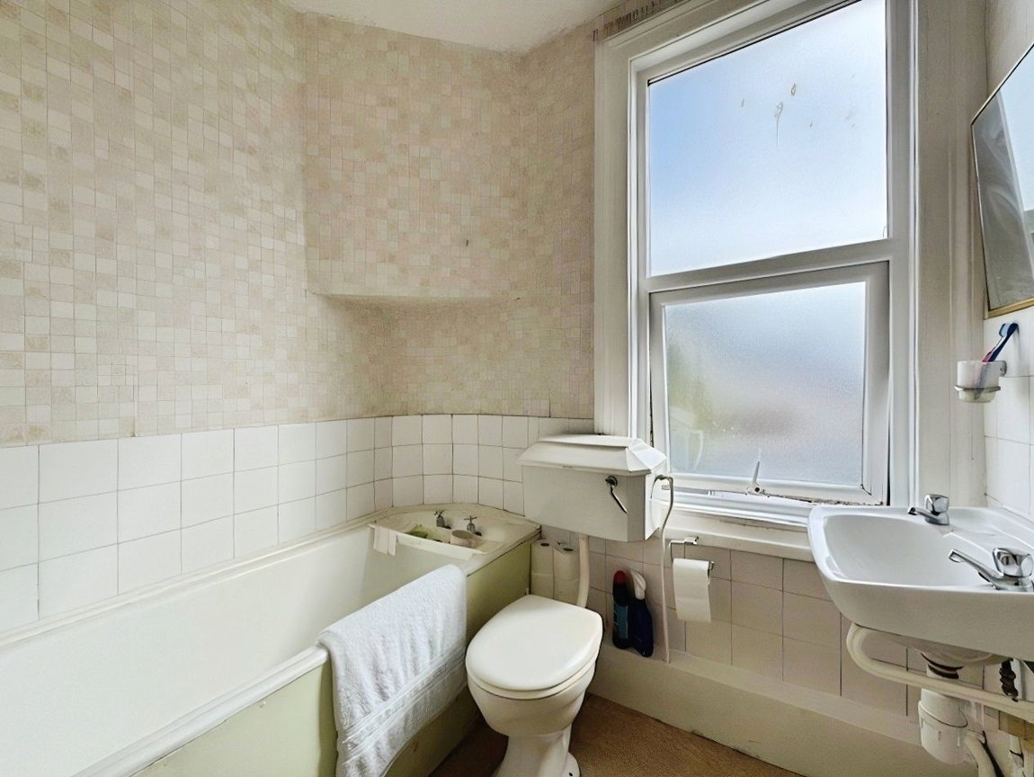 b2bf73b3-FLAT-202-20BATHROOM_1787141677902.jpg
